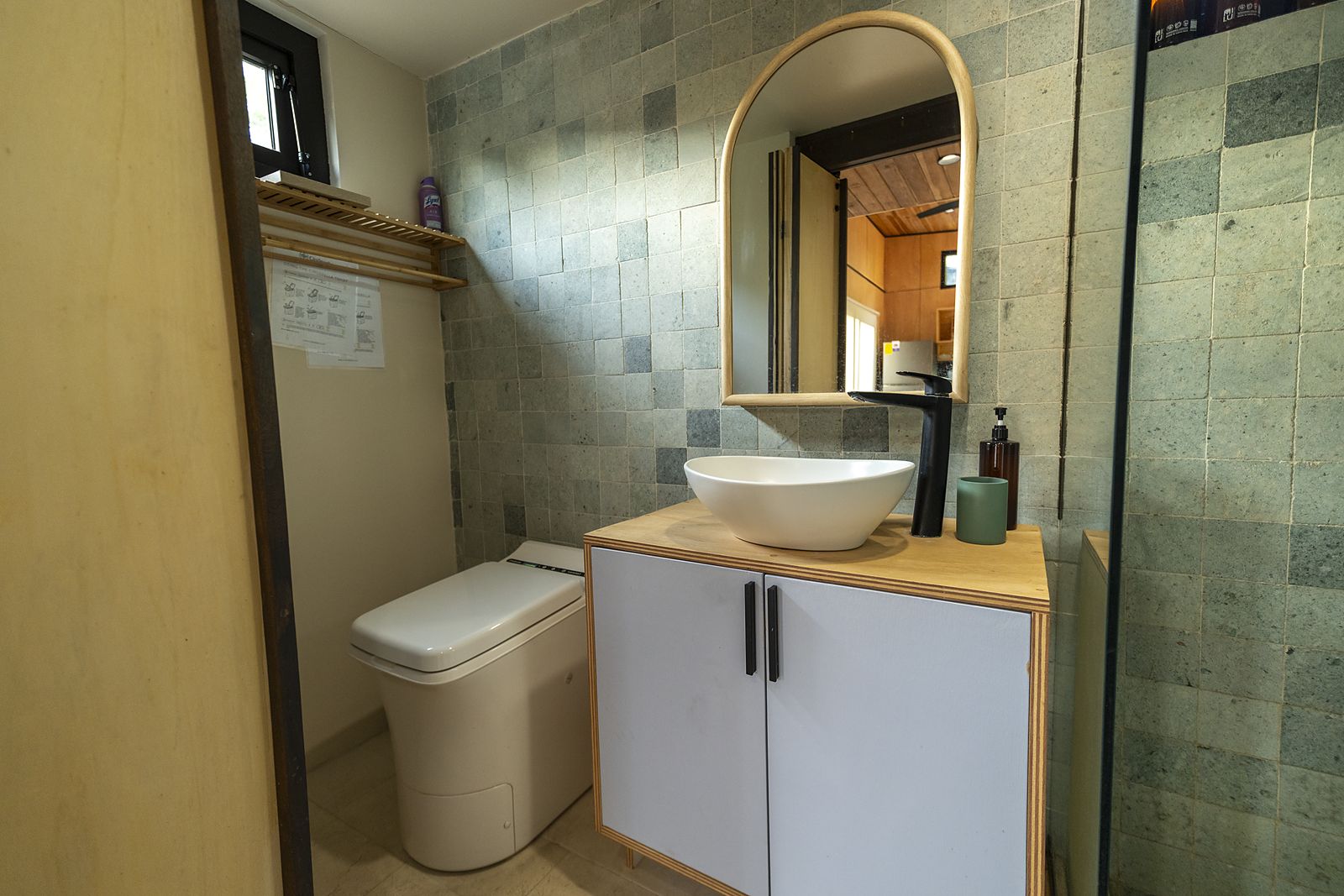 Baño de Atenea con azulejos de piedra